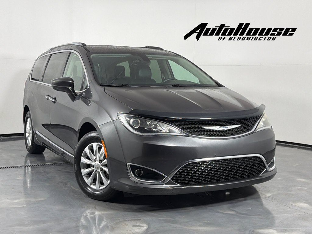 Used 2019 Chrysler Pacifica Touring-L FWD image 1