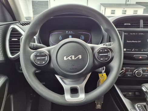 Used 2025 Kia Soul LX FWD image 4