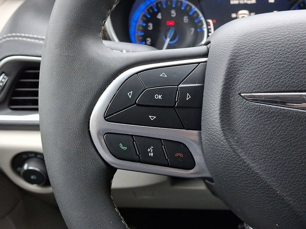 Used 2024 Chrysler Pacifica Limited FWD image 24