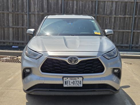 Used 2020 Toyota Highlander LE image 2