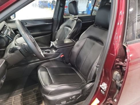 Used 2024 Jeep Grand Cherokee L Limited AWD/4WD image 9