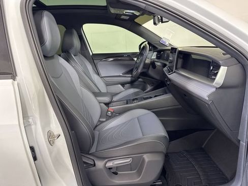 Certified 2025 Volkswagen Tiguan SE R-Line AWD/4WD image 4