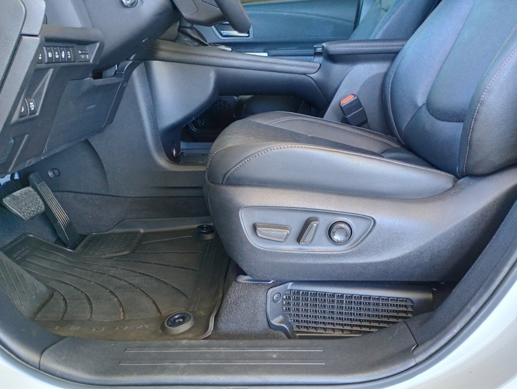 Used 2026 Toyota Sienna Platinum AWD/4WD image 11