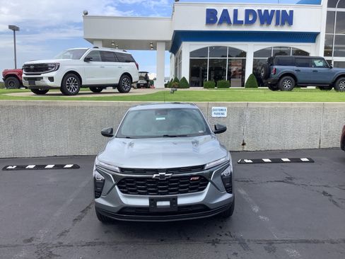 Used 2024 Chevrolet Trax ACTIV w/ Sunroof Package image 2