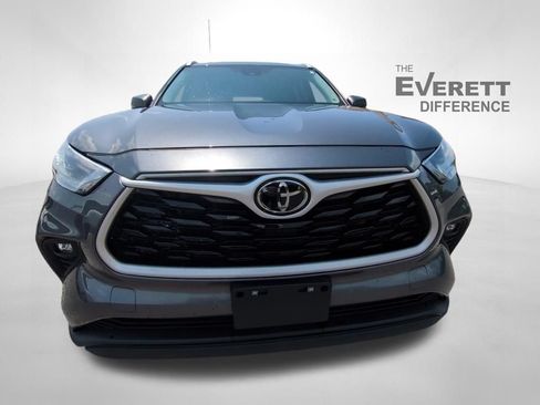 Used 2023 Toyota Highlander XLE AWD/4WD image 2