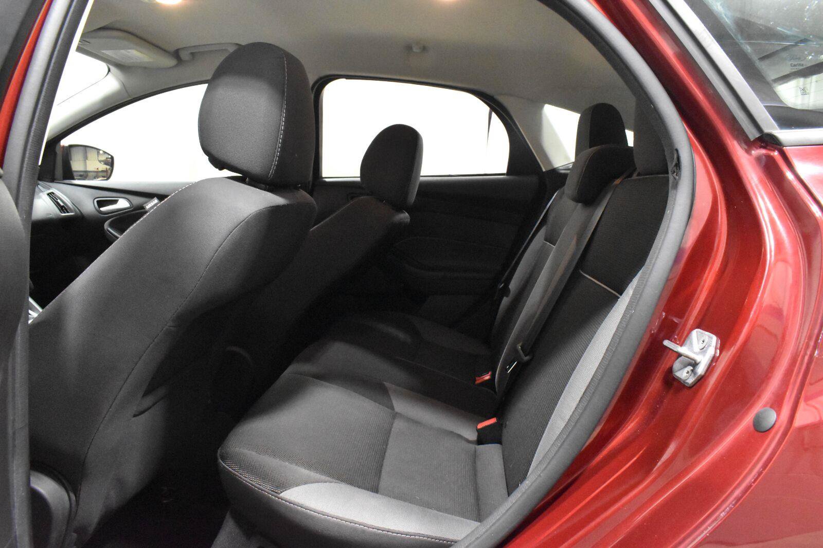 Used 2014 Ford Focus SE w/ SE Winter Package FWD image 4