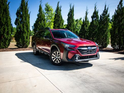 Used 2025 Subaru Outback Premium image 2