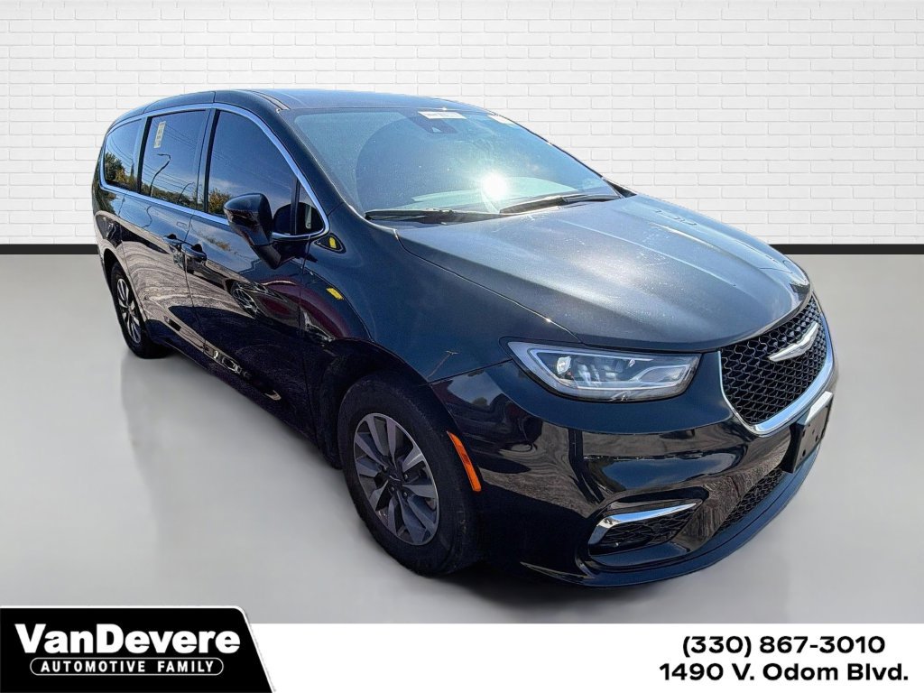 Used 2023 Chrysler Pacifica Touring-L FWD image 1