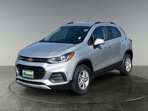 Used 2022 Chevrolet Trax LT w/ LT Convenience Package AWD/4WD image 3