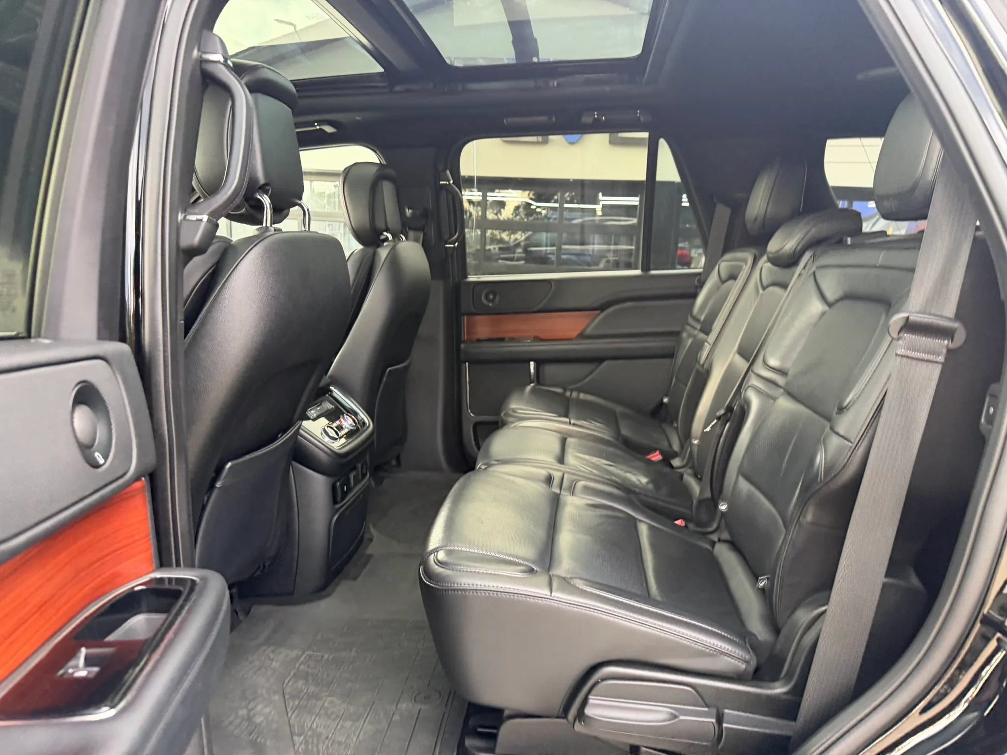 Used 2018 Lincoln Navigator Select w/ Technology Package AWD/4WD image 37