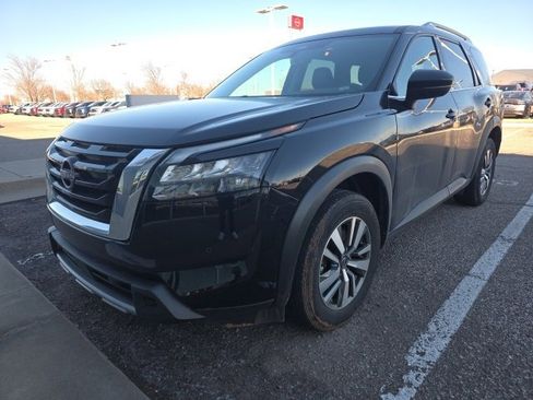 Certified 2025 Nissan Pathfinder SL image 3