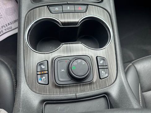 Certified 2023 GMC Acadia SLT w/ Preferred Package image 5