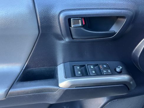Used 2020 Toyota Tacoma SR5 AWD/4WD image 12