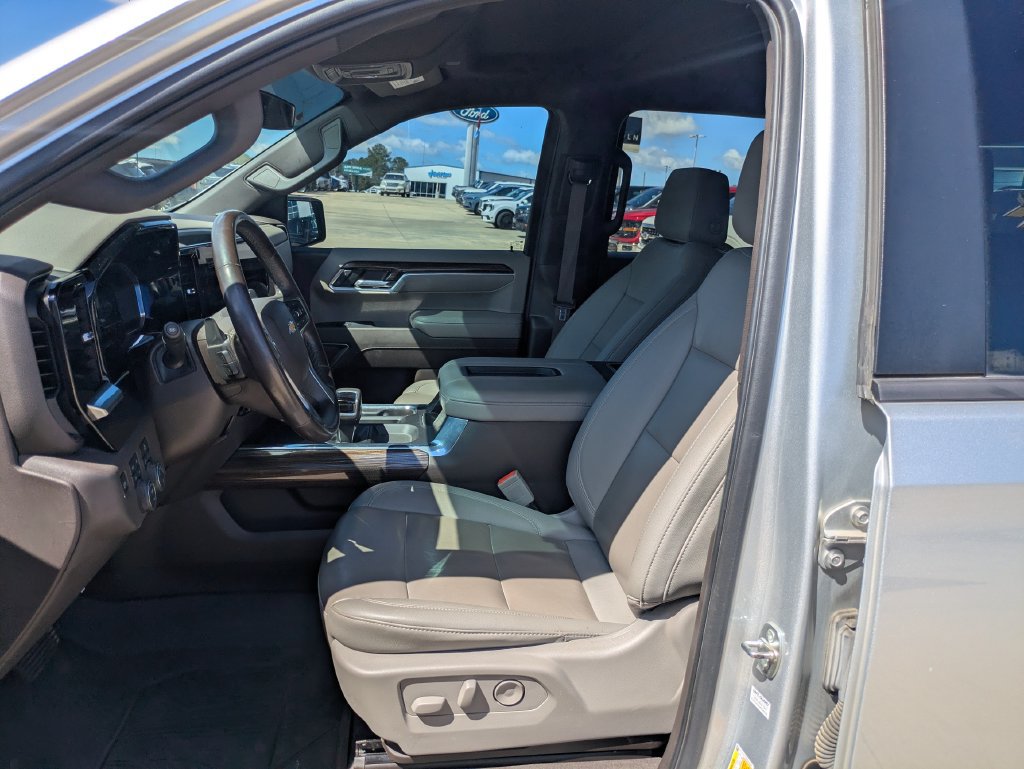 Used 2022 Chevrolet Silverado 1500 LT w/ Z71 Off-Road Package AWD/4WD image 5
