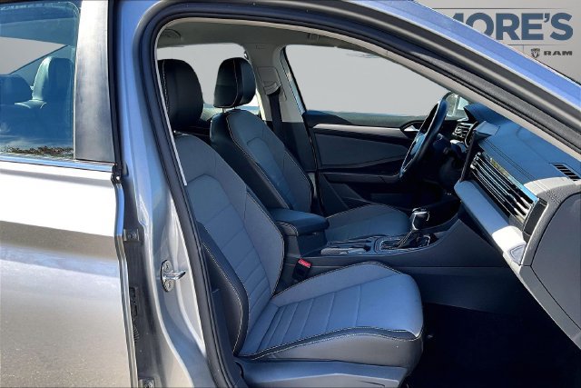 Used 2025 Volkswagen Jetta SE FWD image 28