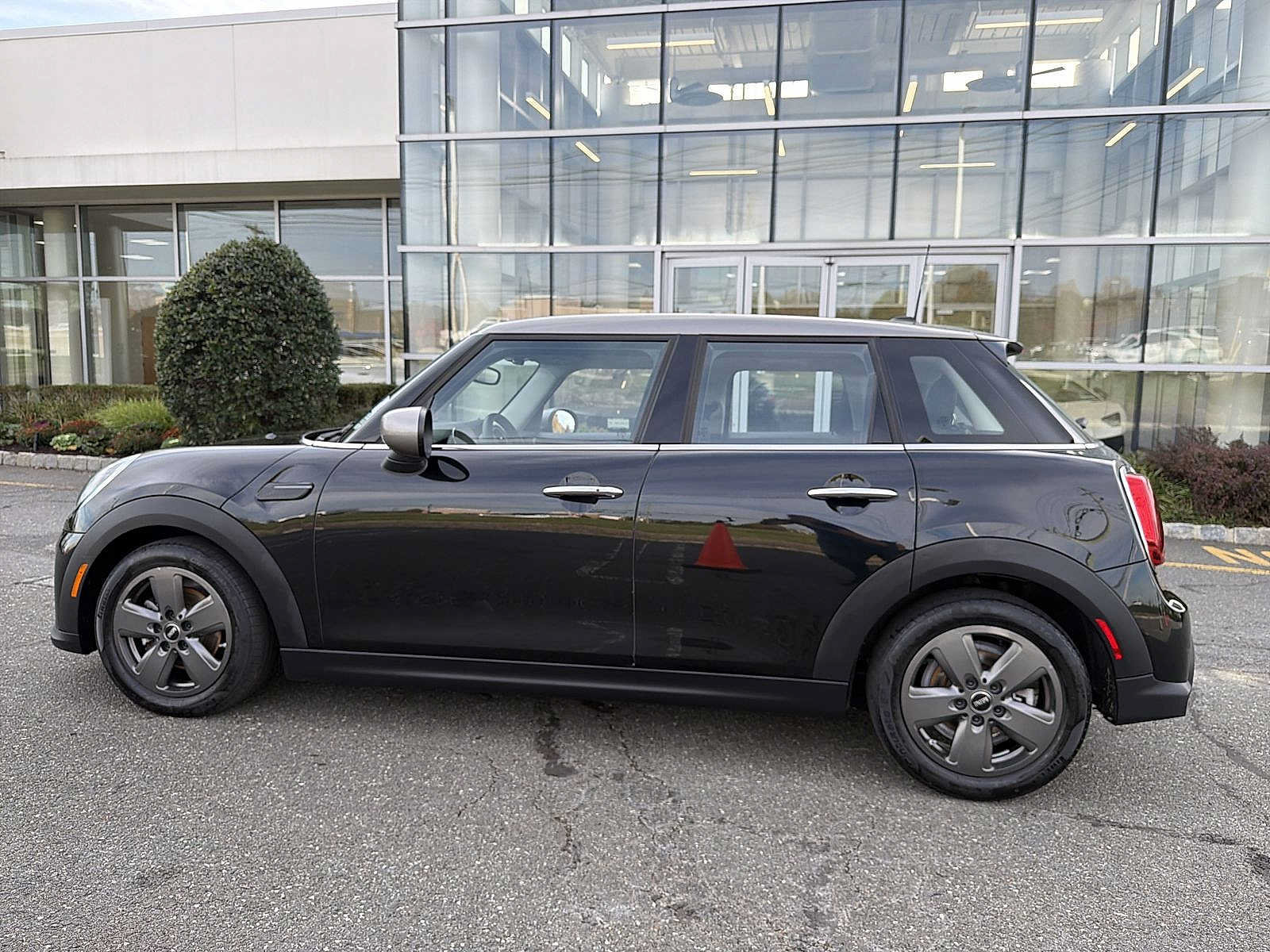 Used 2024 MINI Cooper 4-Door Hardtop FWD image 11