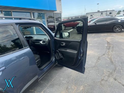 Used 2023 Jeep Renegade Altitude AWD/4WD image 17