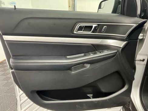Used 2017 Ford Explorer XLT FWD image 12