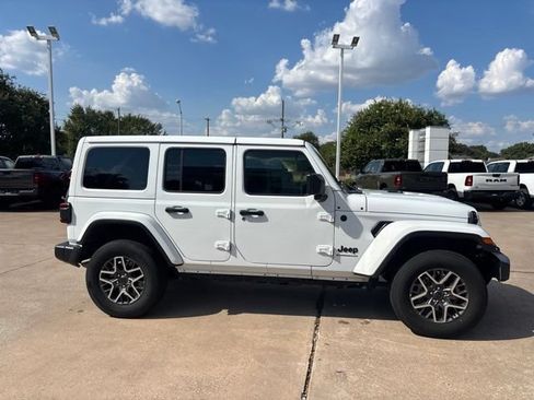 Used 2025 Jeep Wrangler Unlimited Sahara AWD/4WD image 4
