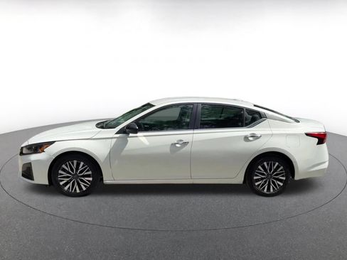 Used 2025 Nissan Altima 2.5 SV FWD image 9