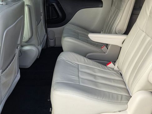 Used 2015 Dodge Grand Caravan SXT w/ UConnect Hands-Free Group image 18