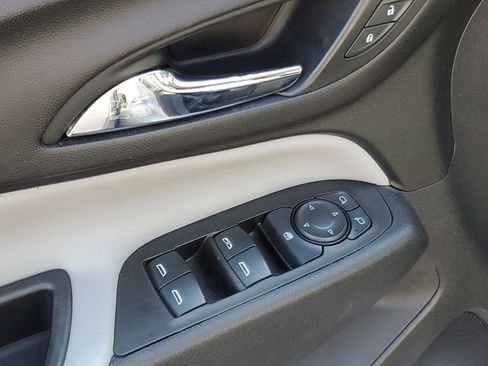 Used 2021 Chevrolet Equinox LS image 17