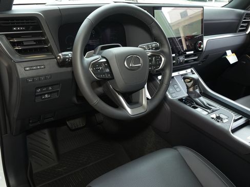 Used 2026 Lexus GX 550 w/ Accessory Package (2T) AWD/4WD image 2
