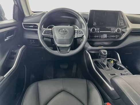 Certified 2025 Toyota Highlander XLE FWD image 24
