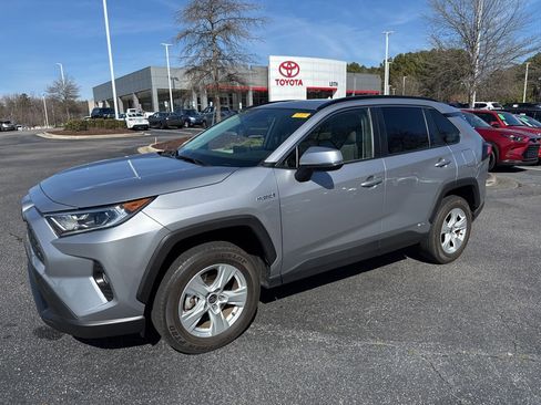 Used 2020 Toyota RAV4 XLE w/ Convenience Package image 2