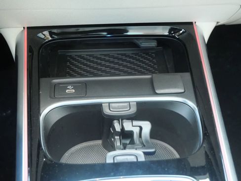 Used 2025 Mercedes-Benz EQB 300 4MATIC image 16