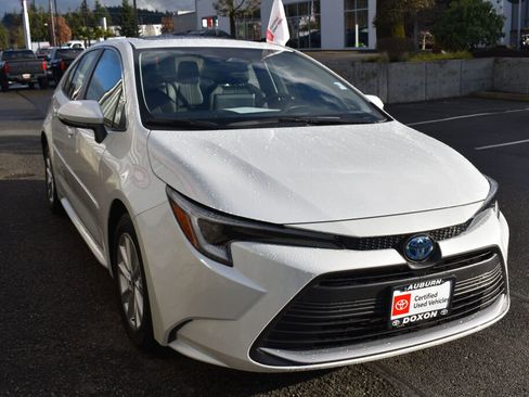 Certified 2025 Toyota Corolla XLE image 3