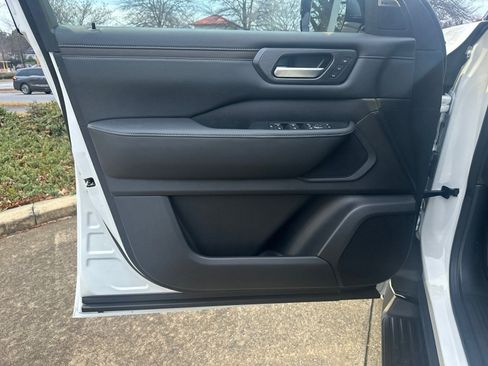 New 2026 Nissan Armada SL w/ Captain's Chari Seat Package image 10