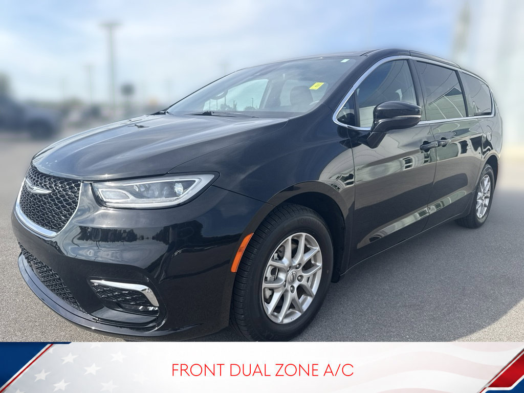 Used 2025 Chrysler Pacifica Select FWD image 3