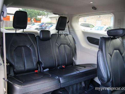 Used 2023 Chrysler Pacifica Touring-L FWD image 22