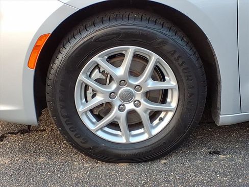 Used 2023 Chrysler Pacifica Touring-L image 6