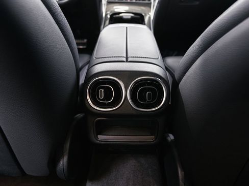 Used 2024 Mercedes-Benz GLC 43 AMG 4MATIC image 25