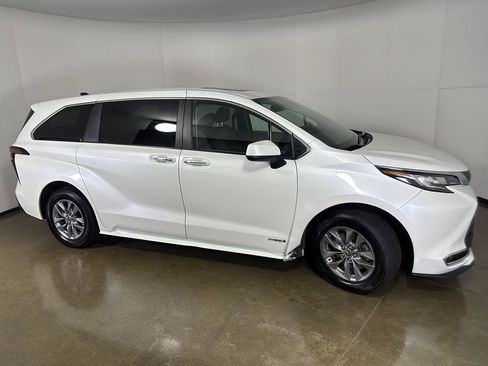 Used 2021 Toyota Sienna XLE FWD image 9