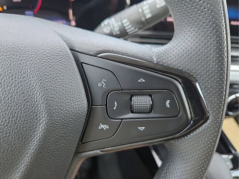 Used 2025 Chevrolet Trax LT FWD image 18