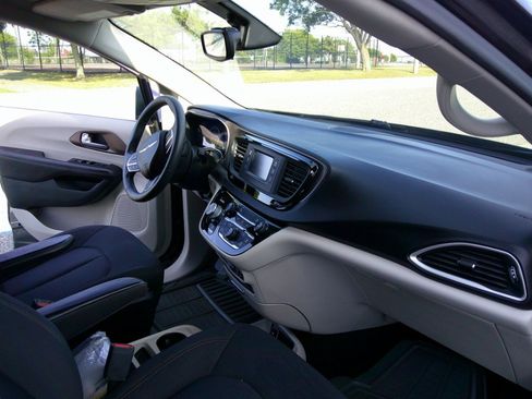 Used 2017 Chrysler Pacifica LX FWD image 80