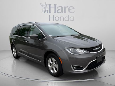 Used 2017 Chrysler Pacifica Touring-L Plus FWD image 7