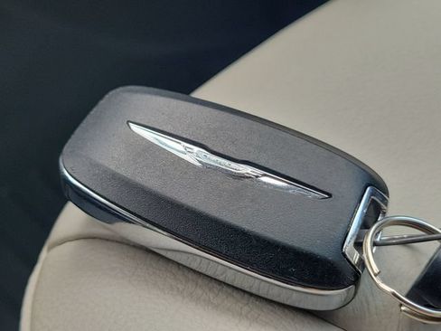 Used 2021 Chrysler Pacifica Touring-L FWD image 35