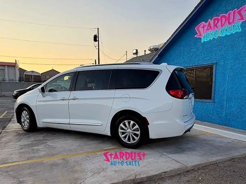 Used 2019 Chrysler Pacifica Touring-L FWD image 3