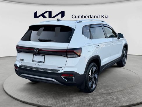 Used 2025 Volkswagen Taos SE w/ Panoramic Sunroof Package AWD/4WD image 5