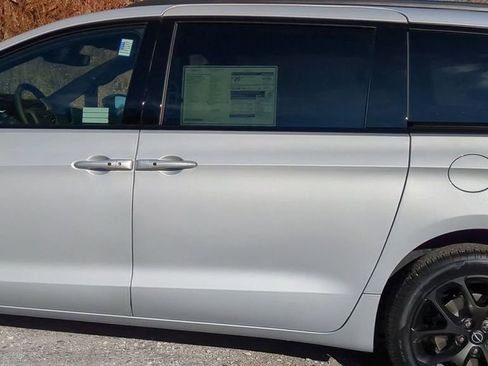 New 2026 Chrysler Pacifica Limited image 3