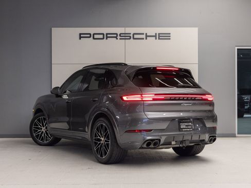 Certified 2025 Porsche Cayenne image 3