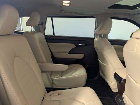 Used 2021 Toyota Highlander XLE FWD image 31