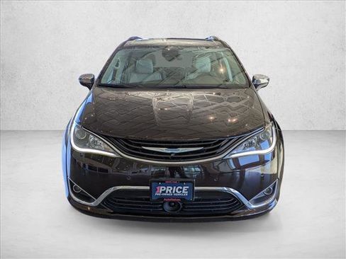 Used 2017 Chrysler Pacifica Platinum image 2
