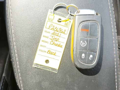 Used 2021 Jeep Cherokee Latitude Plus AWD/4WD image 23