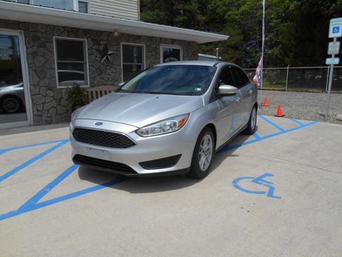Used 2018 Ford Focus SE w/ Cold Weather Package FWD image 1