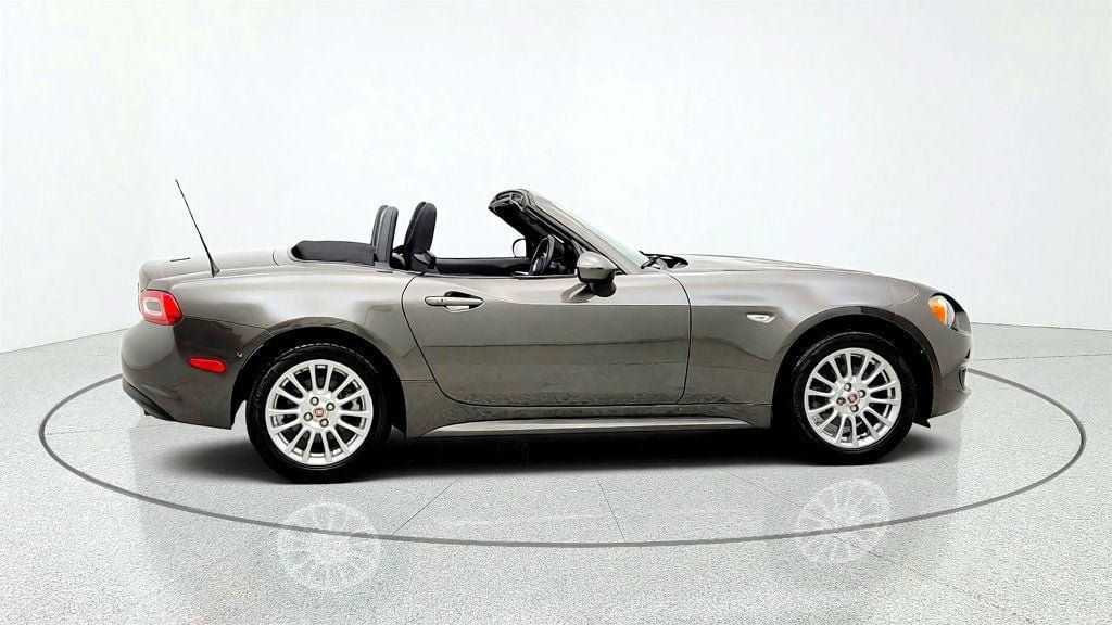 Used 2017 FIAT 124 Spider Classica RWD image 4